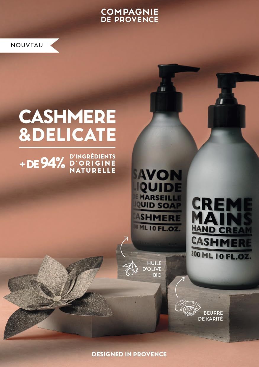 Zwei Flaschen mit Pumpköpfen. Text: Savon Liquide, Crème Mains, Cashmere. Logo: Compagnie de Provence. Zusatz: +94% natürliche Inhaltsstoffe.