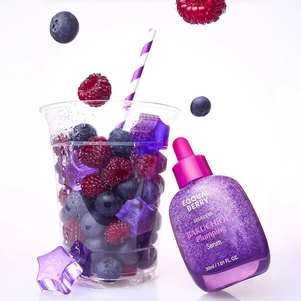 Serumflasche neben Beeren und Eiswürfeln in einem Glas. Text: EQQUAL BERRY, BAKUCHIOL Plumping Serum.
