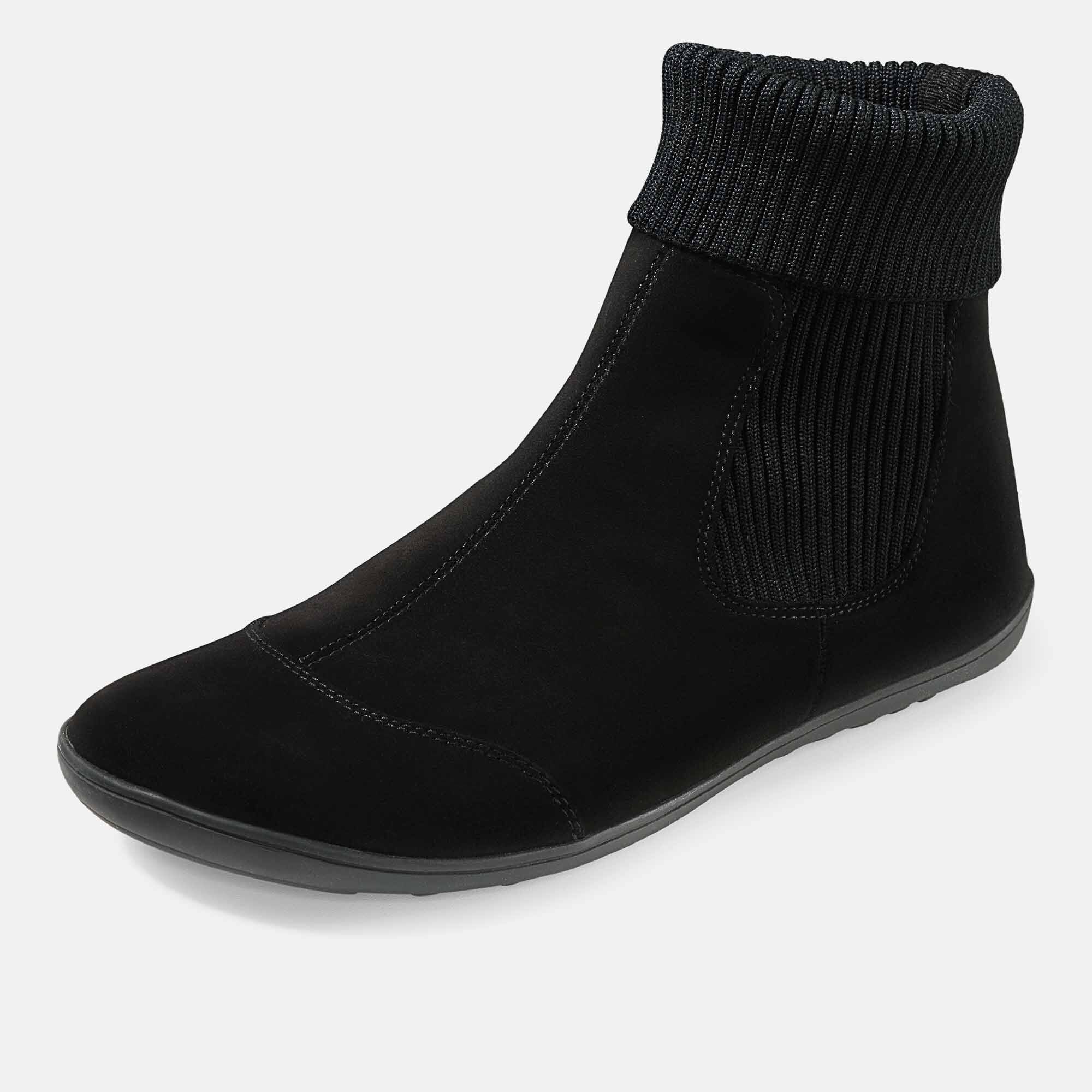 Schwarze Stiefelette. Wildleder, gerippter Schaft. Flache Sohle. Detail: Naht am Vorderfuß.
