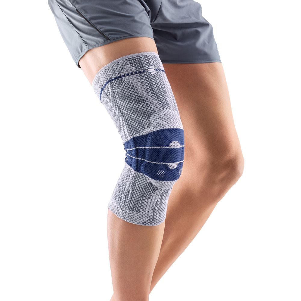Kniebandage, grau-blau. Das Produkt ist am Bein einer Person angebracht. Das Logo ist sichtbar.