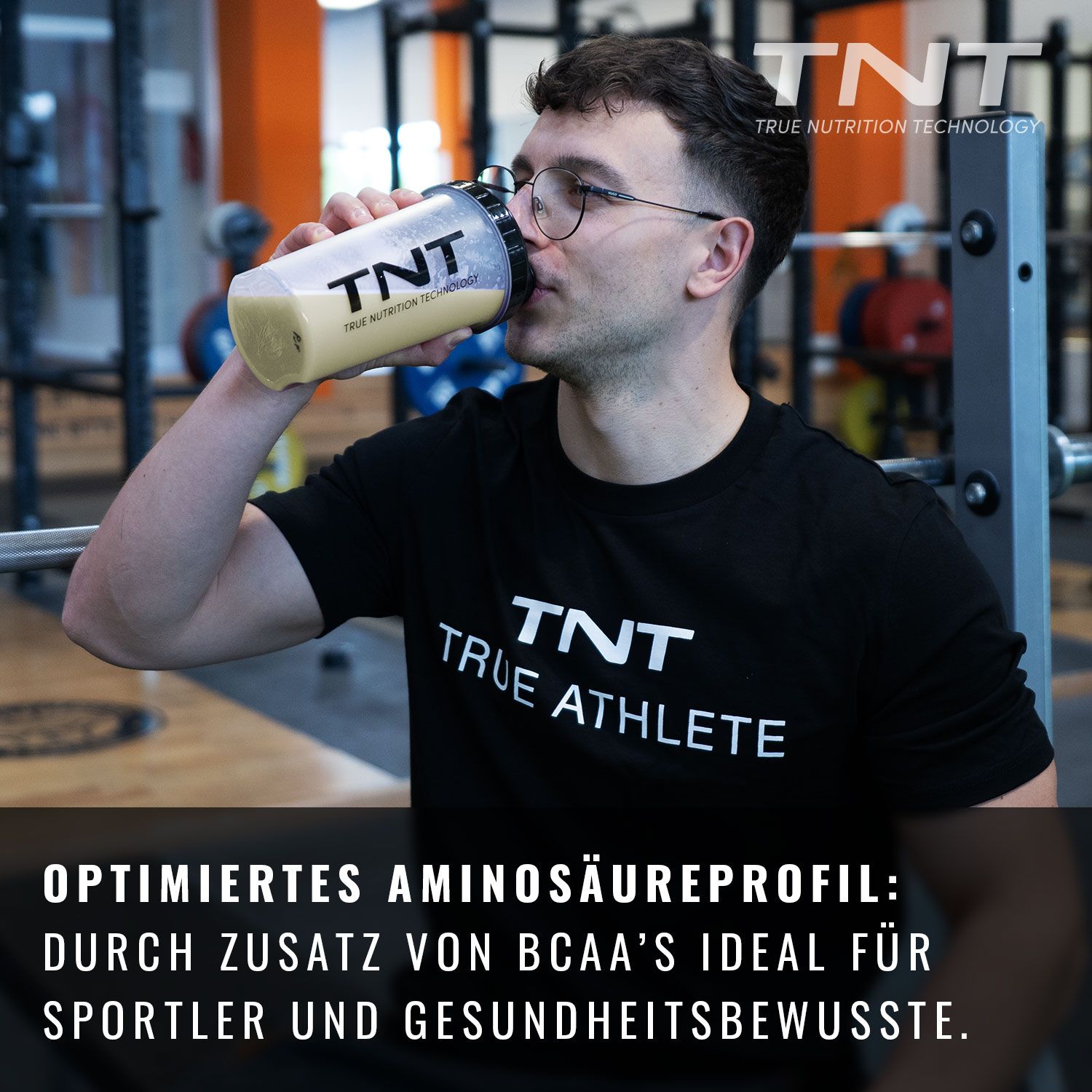 Mann trinkt Shake aus TNT-Shaker. Auf dem Shirt steht TNT True Athlete. Text: Optimiertes Aminosäureprofil.