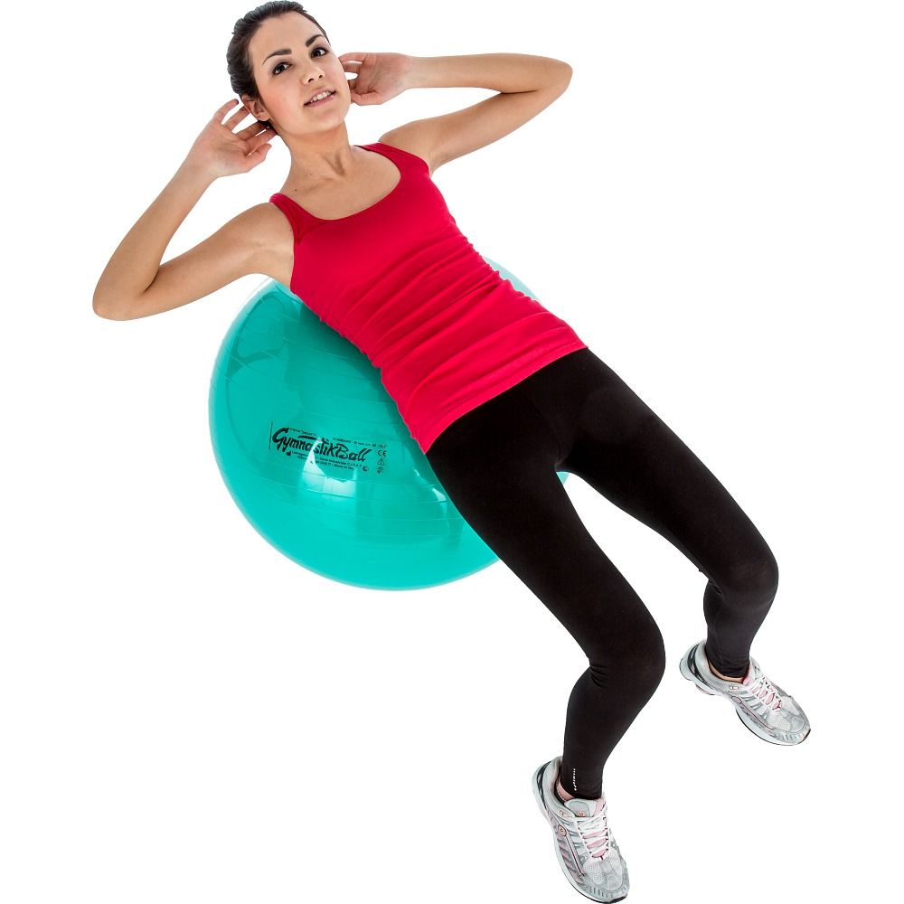 Grüner Gymnastikball, Frau liegt darauf. Auf dem Ball steht GymnastikBall.
