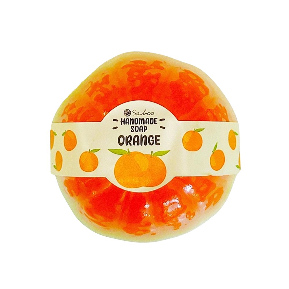Orangefarbene Seife mit Papierbanderole. Aufschrift: "SABOO Handmade Soap Orange". Band mit Orangen-Motiven.