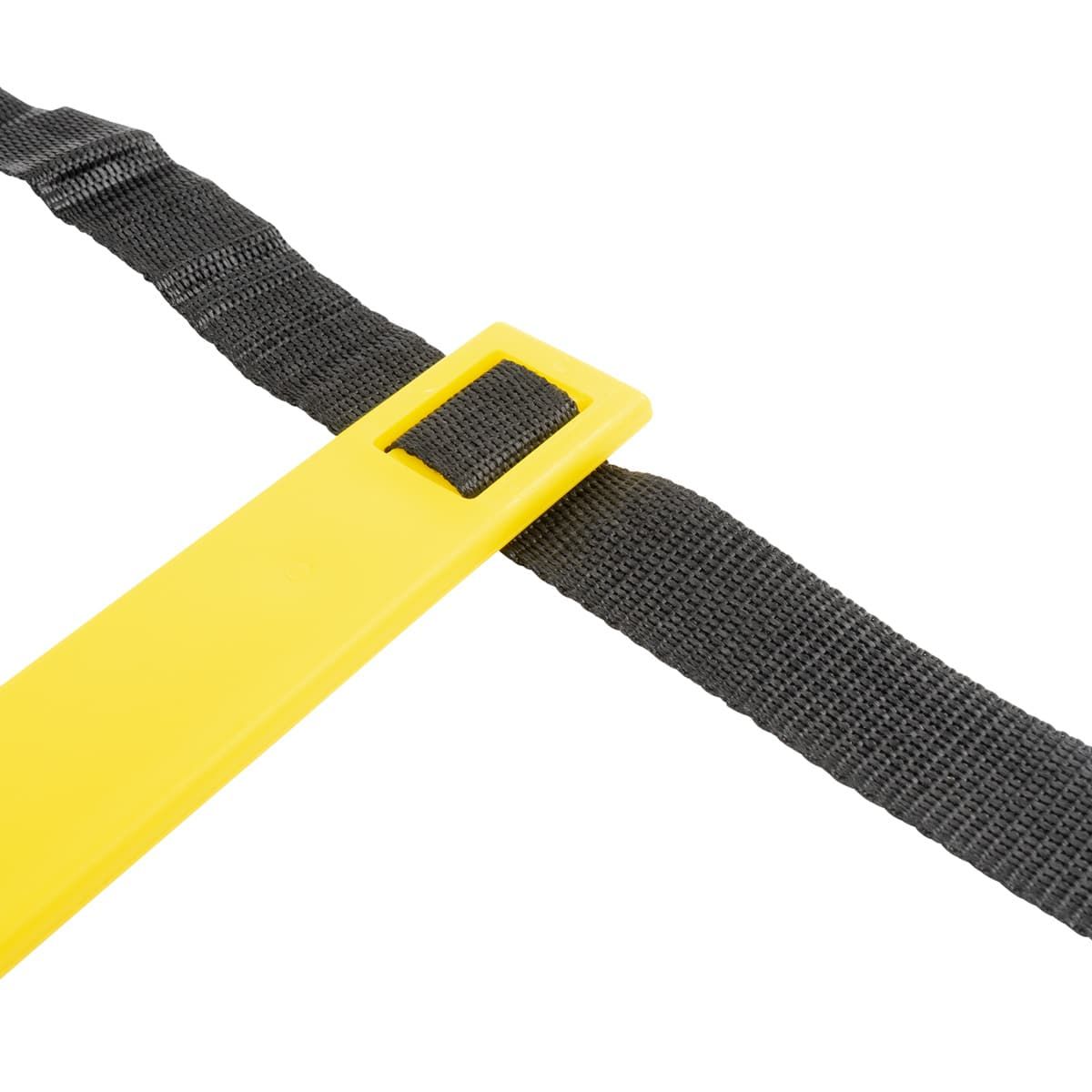 Nahaufnahme einer gelben Sprosse und schwarzem Gurtband. Rechteckige Form. Schwarzes Gurtband.