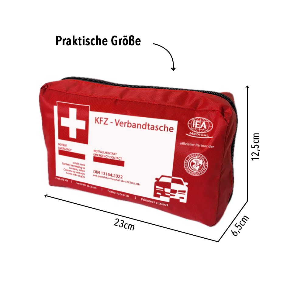 Rote KFZ-Verbandtasche mit Maßen: 23 x 12,5 x 6,5 cm. Text: Praktische Größe.