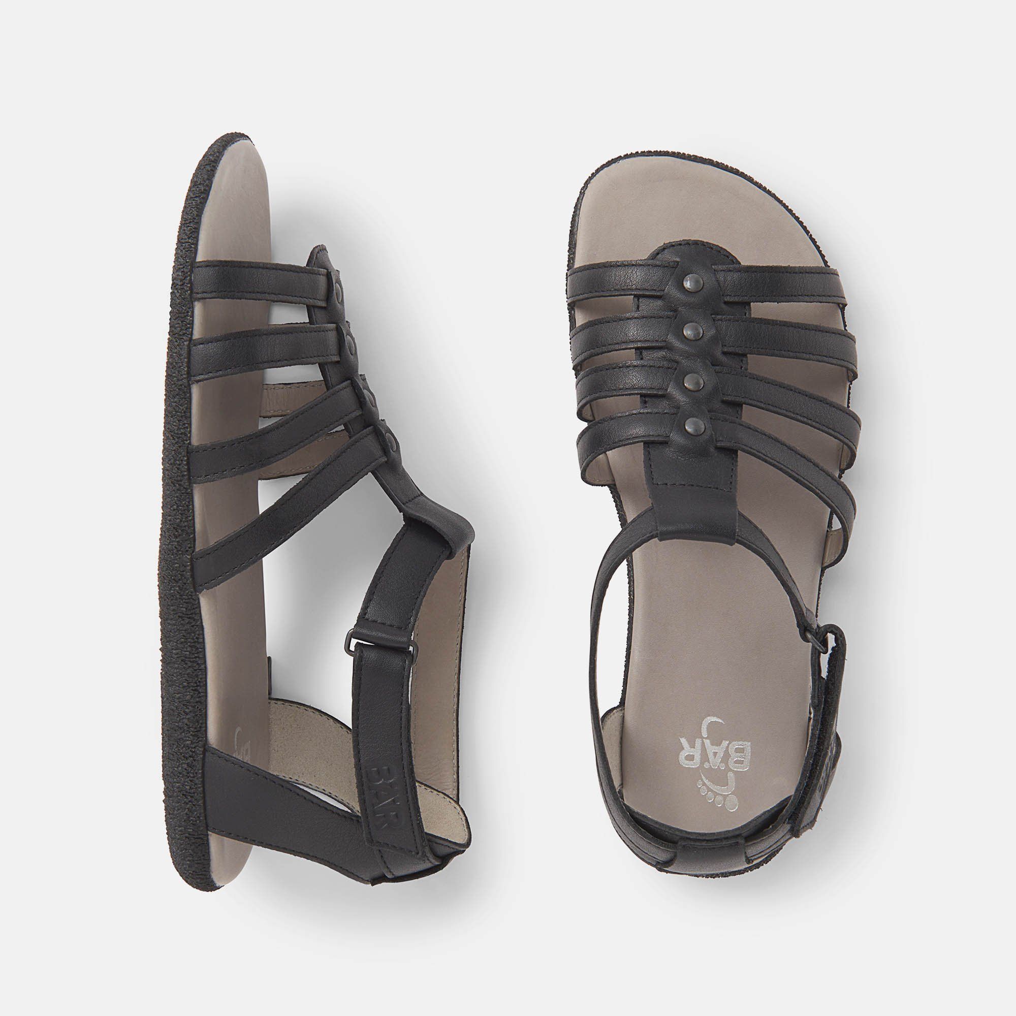 Zwei schwarze Sandalen mit Riemen, breite Passform. Marke BÄR. Graue Innensohle, Klettverschluss. Draufsicht.