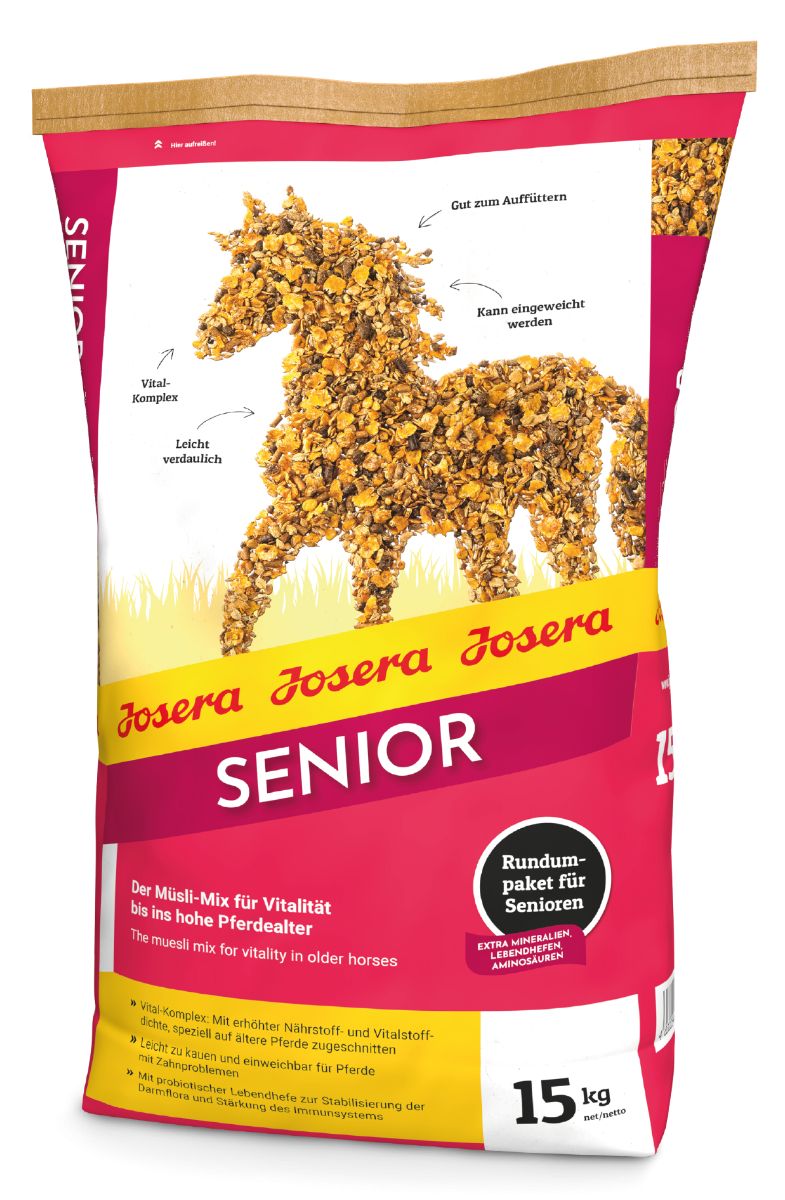 Roter Beutel mit Pferdefutter. Aufschrift: Josera Senior. 15 kg. Enthält Mineralien und Aminosäuren. Für ältere Pferde.