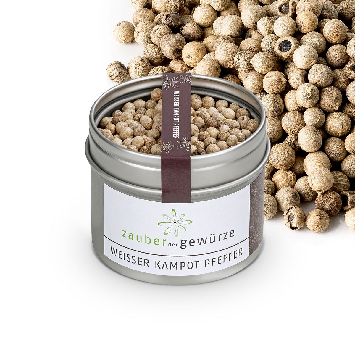 Metallbehälter mit weißem Kampot Pfeffer, umgeben von Pfefferkörnern. Etikett mit Produktname und Logo.