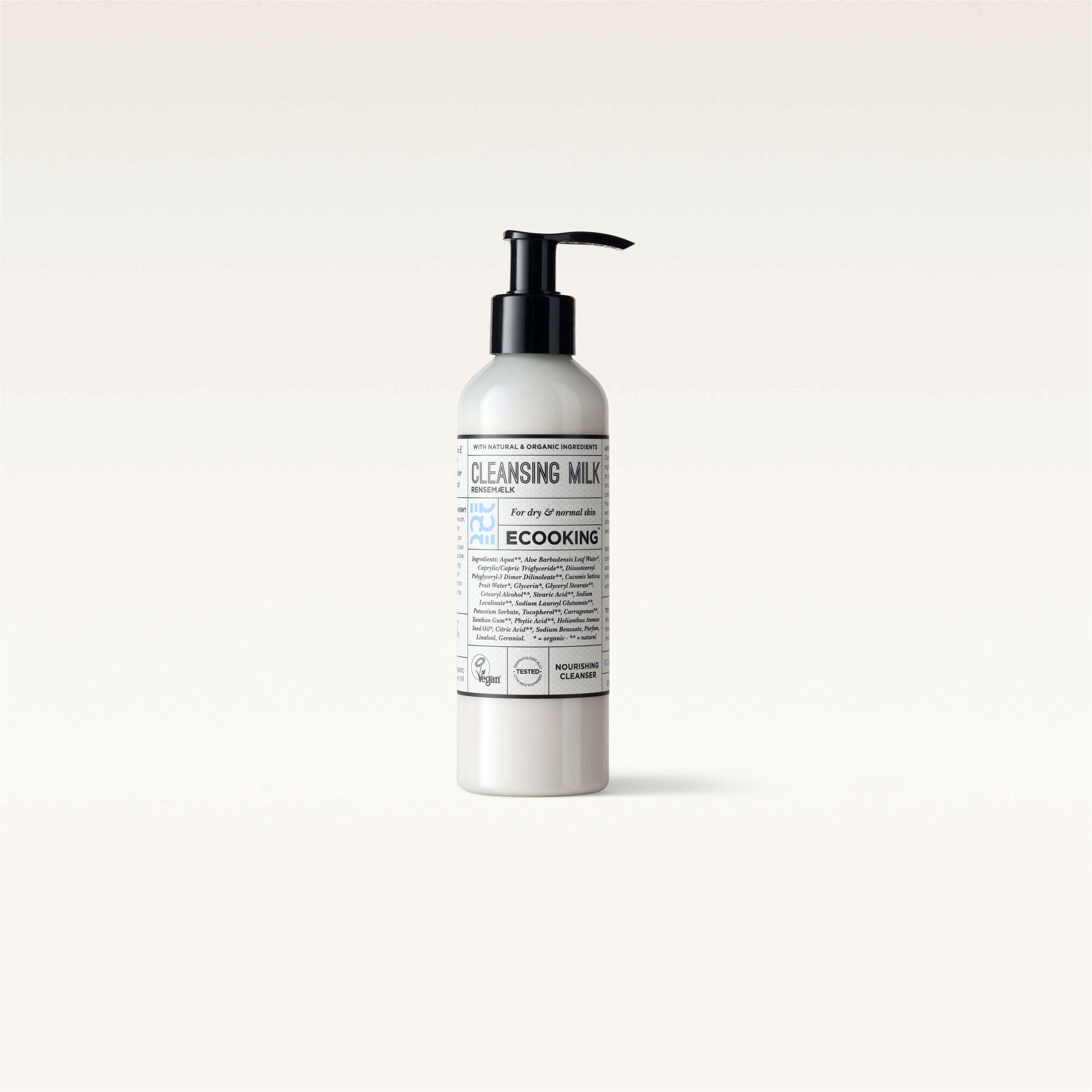 Flasche mit schwarzem Pumpverschluss. Aufschrift: Cleansing Milk, für trockene Haut. Vegan-Siegel.