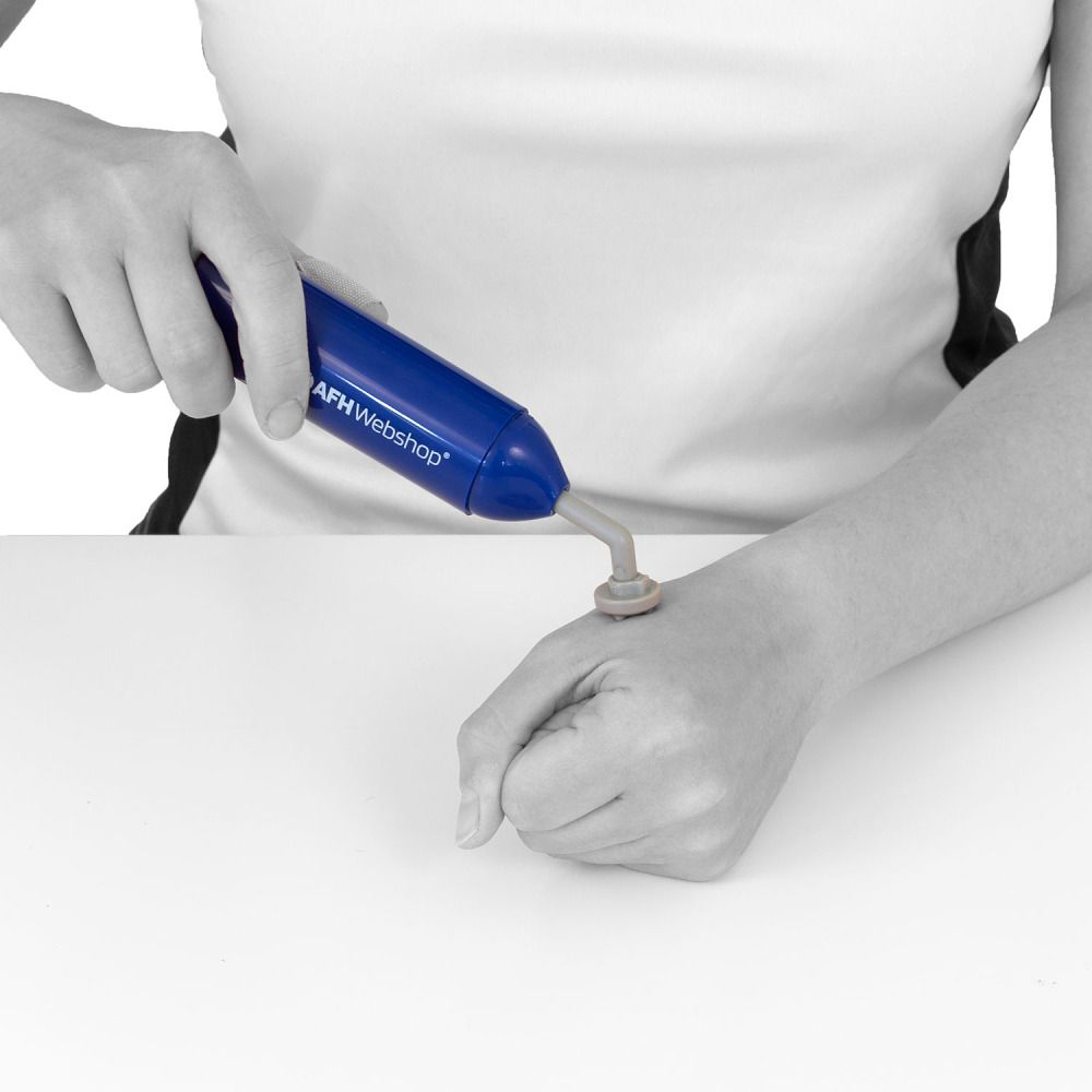 Blaues Massagegerät mit rundem Aufsatz wird auf der Hand verwendet. Aufschrift AFH Webshop.