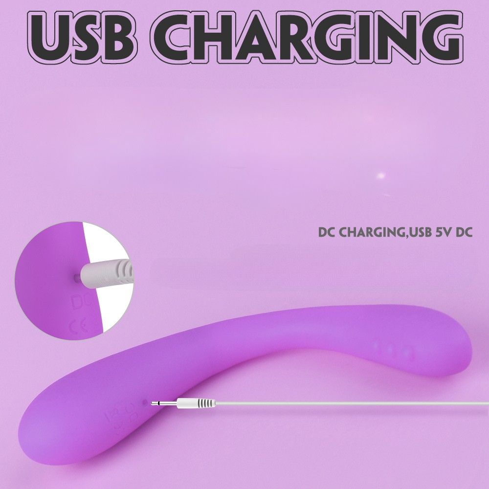Lila Vibrator mit USB-Ladeanschluss. Detailansicht des Ladeanschlusses.