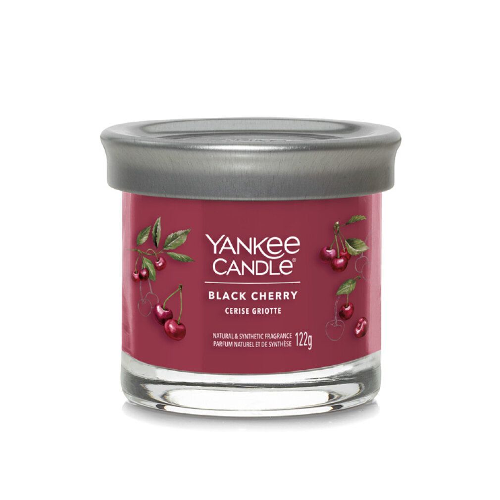 Aromakerze im Glas. Roter Wachs, silberfarbener Deckel. Aufschrift: Yankee Candle, Black Cherry, 122g.