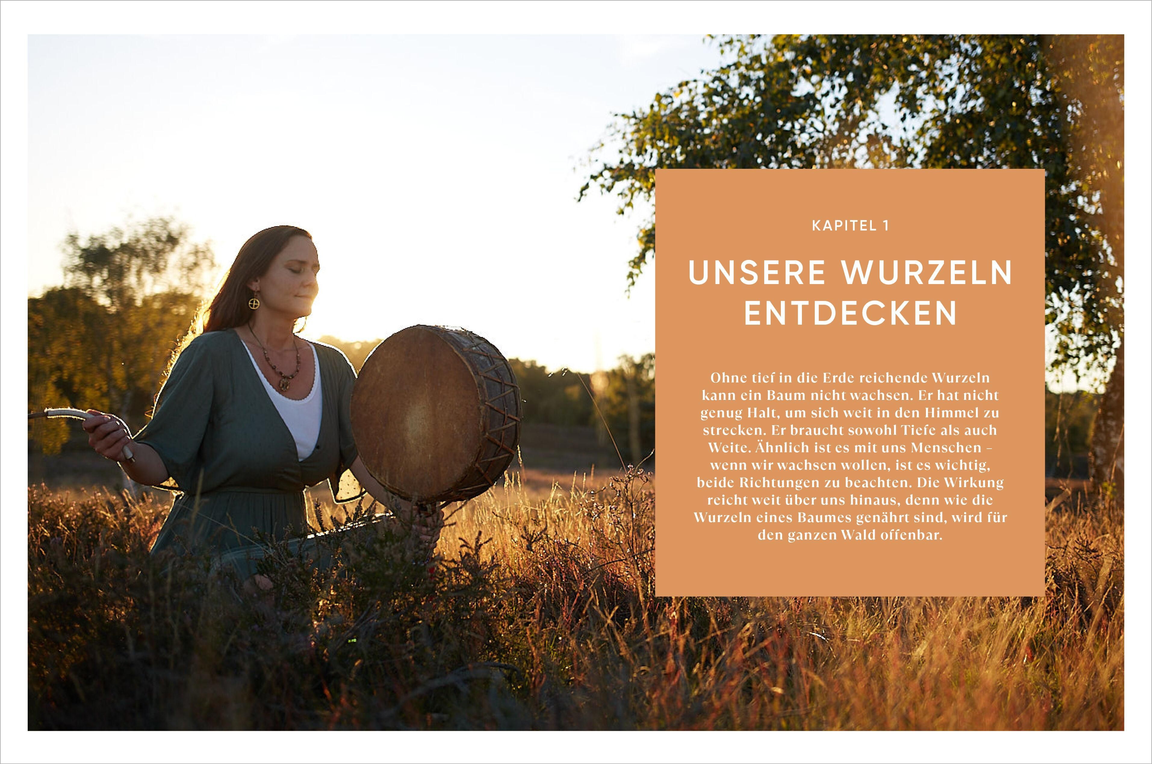 Buchseite mit Text und Frau mit Trommel im Feld. Titel: Unsere Wurzeln entdecken. Text in deutscher Sprache.