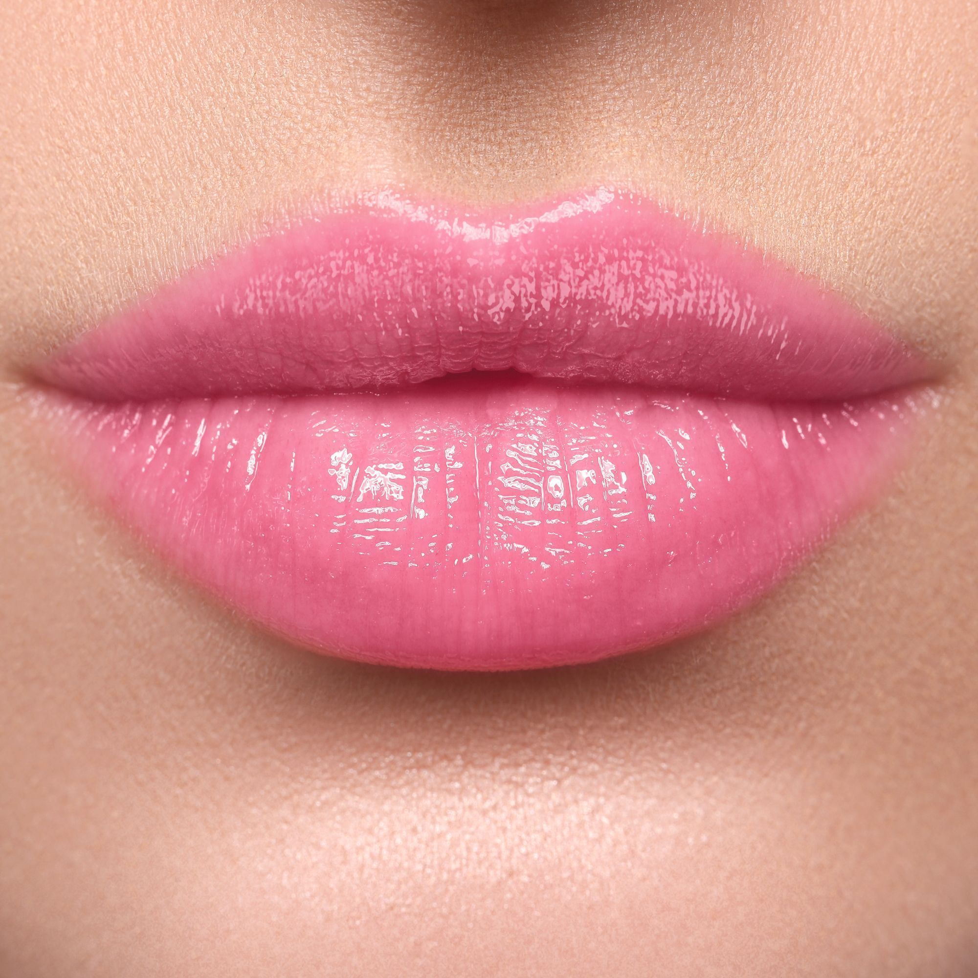 WYCON Hydrasheer Glossy Lipstick 17 Pinky: Lippen mit rosa Glossy-Lippenstift.