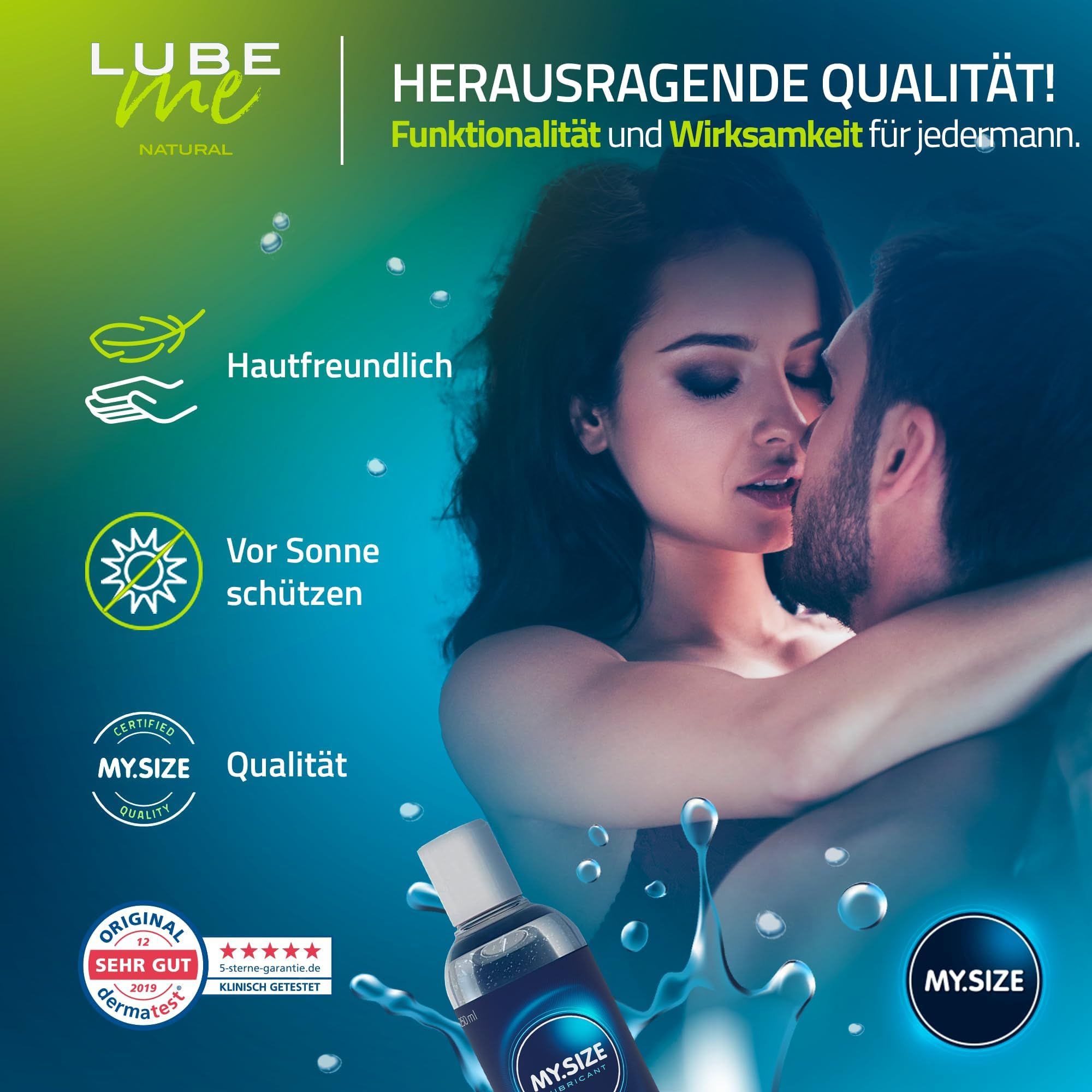 MY.SIZE LUBE ME NATURAL Gleitmittel, 250ml Flasche, Wasserbasiert. Paar im Hintergrund.