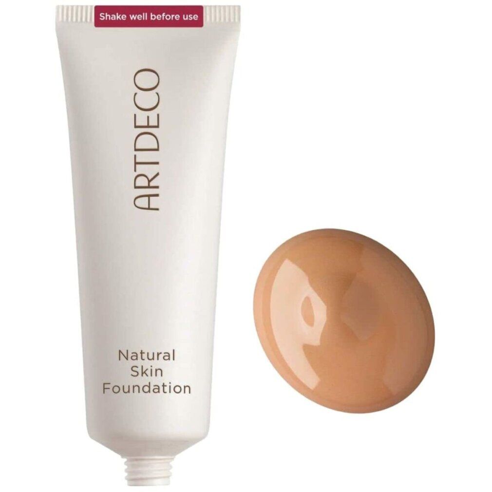 Weiße Tube mit Aufschrift ARTDECO und Natural Skin Foundation. Daneben ein Klecks Foundation in neutraler Bräune.