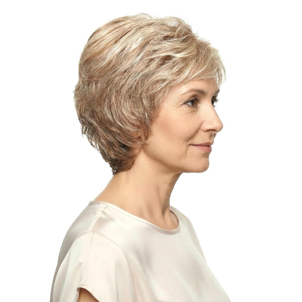 Seitliche Ansicht einer Frau mit einer blond-braunen Kurzhaarperücke. Gewellte Haare, die das Gesicht umrahmen.