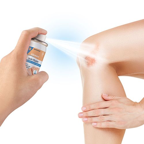 Anwendung von Lifemed Sprüh-Pflaster auf ein Knie mit Schürfwunde.