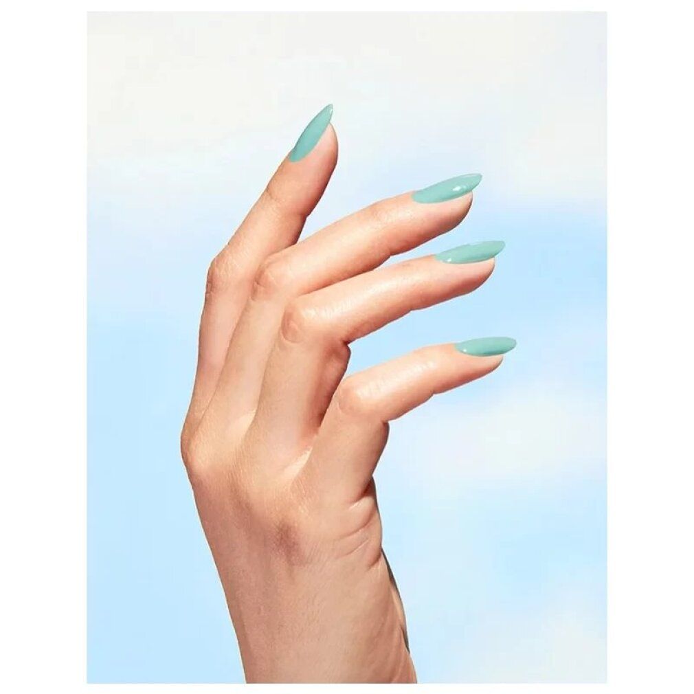 Hand mit Nägeln, lackiert mit OPI Nature Strong in Hellgrün.
