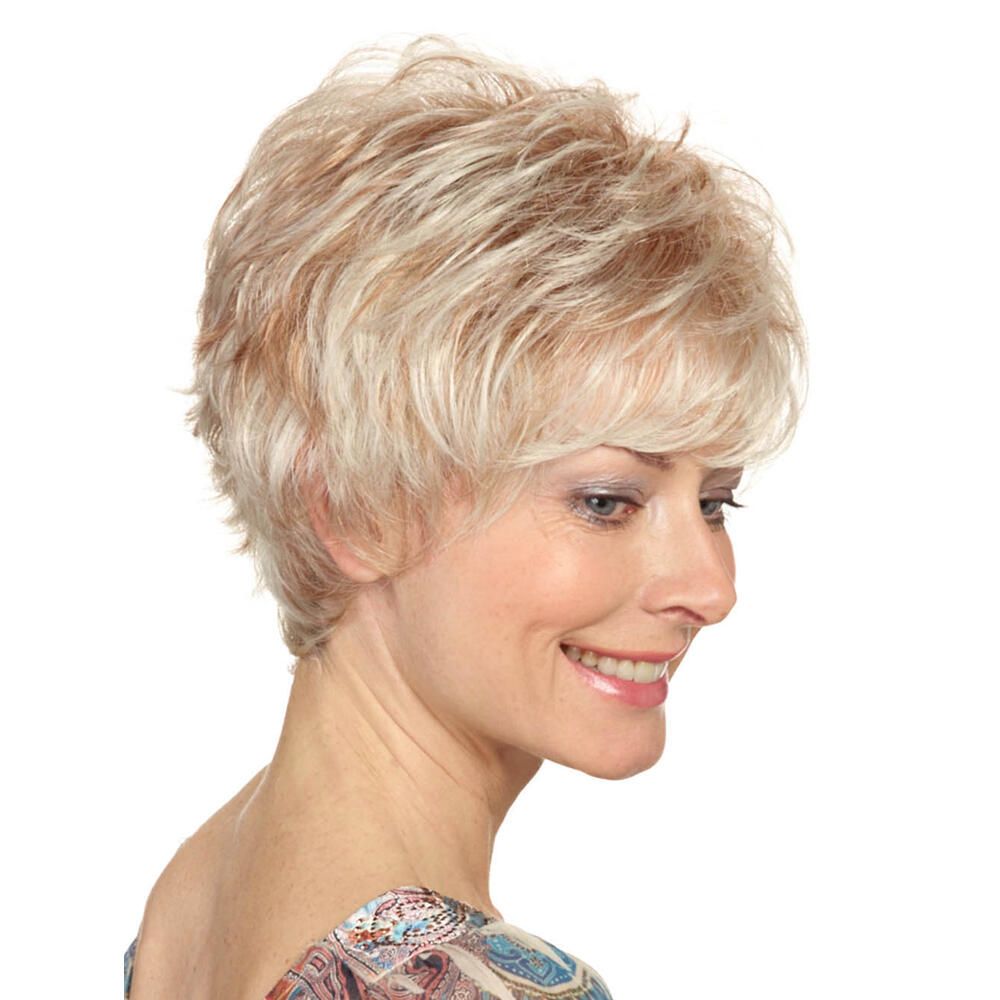 Kurzhaarperücke, blond, gewellt. Seitenansicht einer Frau, die lächelt.