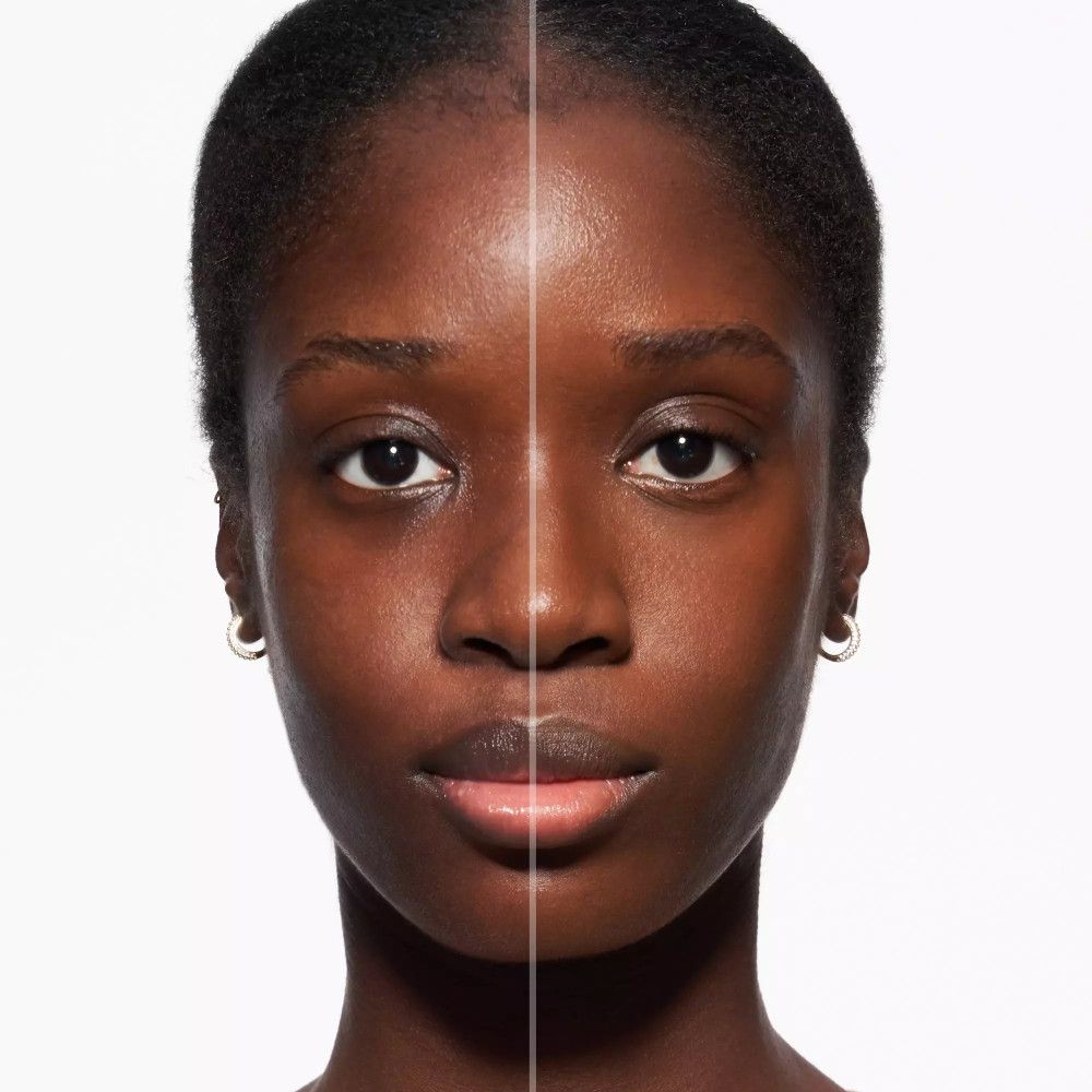 Gesicht einer Frau, geteilt. Eine Seite mit Foundation, die andere ohne.