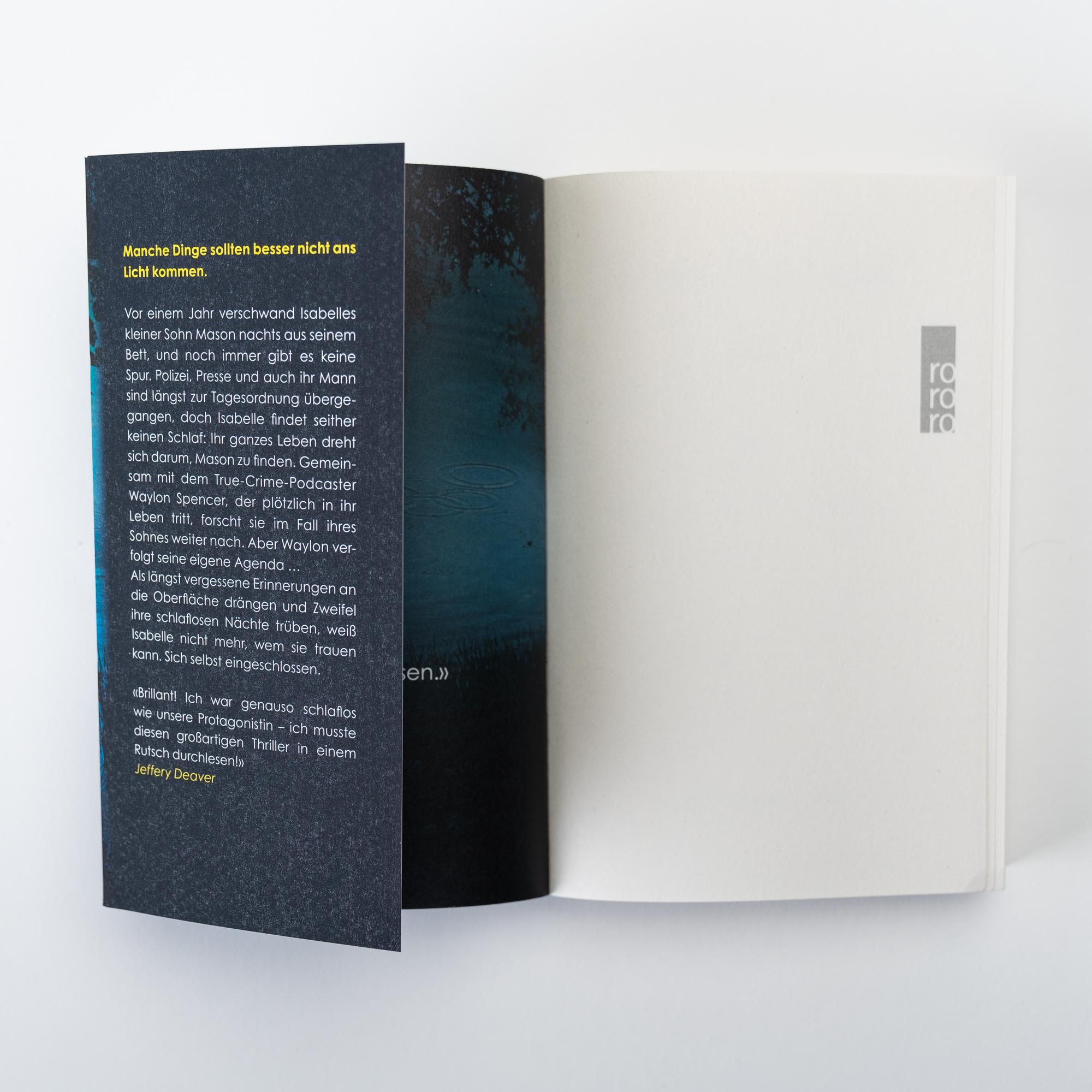 Buch, offene Seiten. Linke Seite: Text. Rechte Seite: leer. Verlag: Rowohlt.