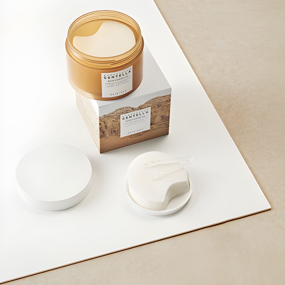 Geöffnete Dose, Verpackung, Pads und Zubehör. Text: MADAGASCAR CENTELLA QUICK CALMING PAD.