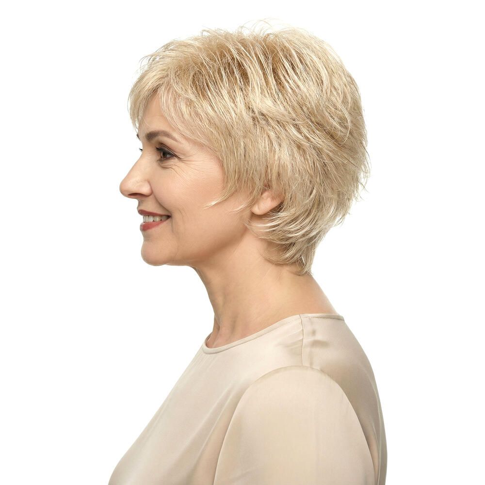 Blonde Perücke mit kurzem Schnitt. Seitenansicht einer Frau mit beigem Oberteil. Natürlicher Look.