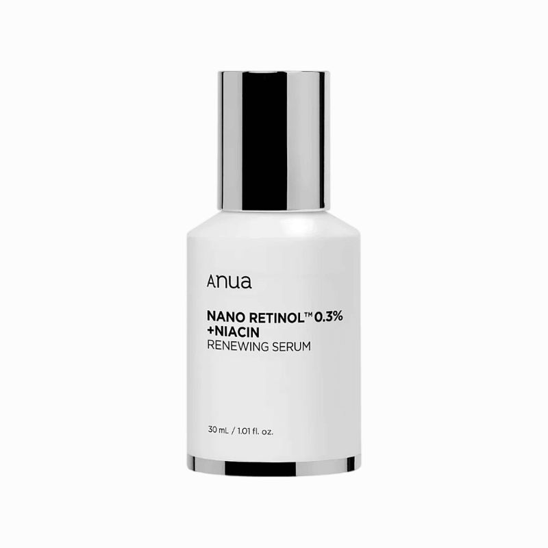 Weiße Flasche mit silbernem Deckel. Aufschrift: Anua, Nano Retinol 0.3% + Niacin Renewing Serum. 30 ml / 1.01 fl. oz.