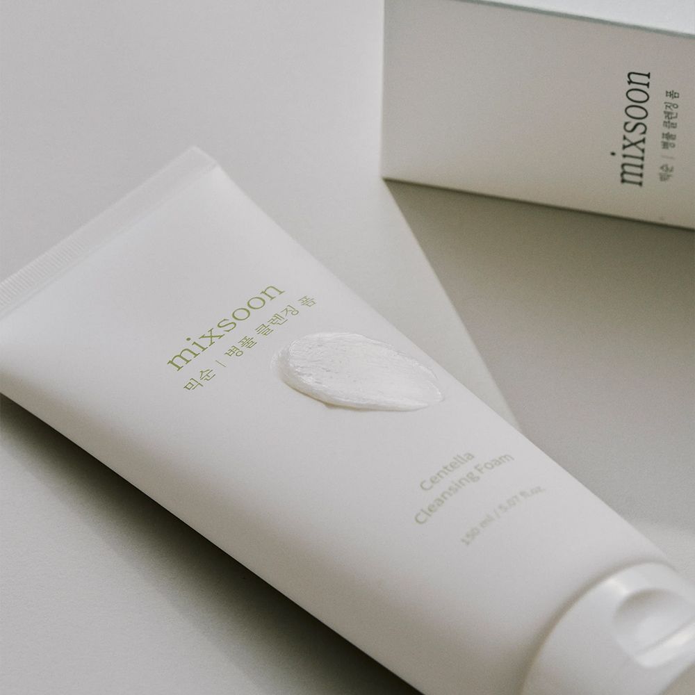 Tube mit Centella Cleansing Foam von mixsoon, mit einem Klecks Schaum auf der Vorderseite.