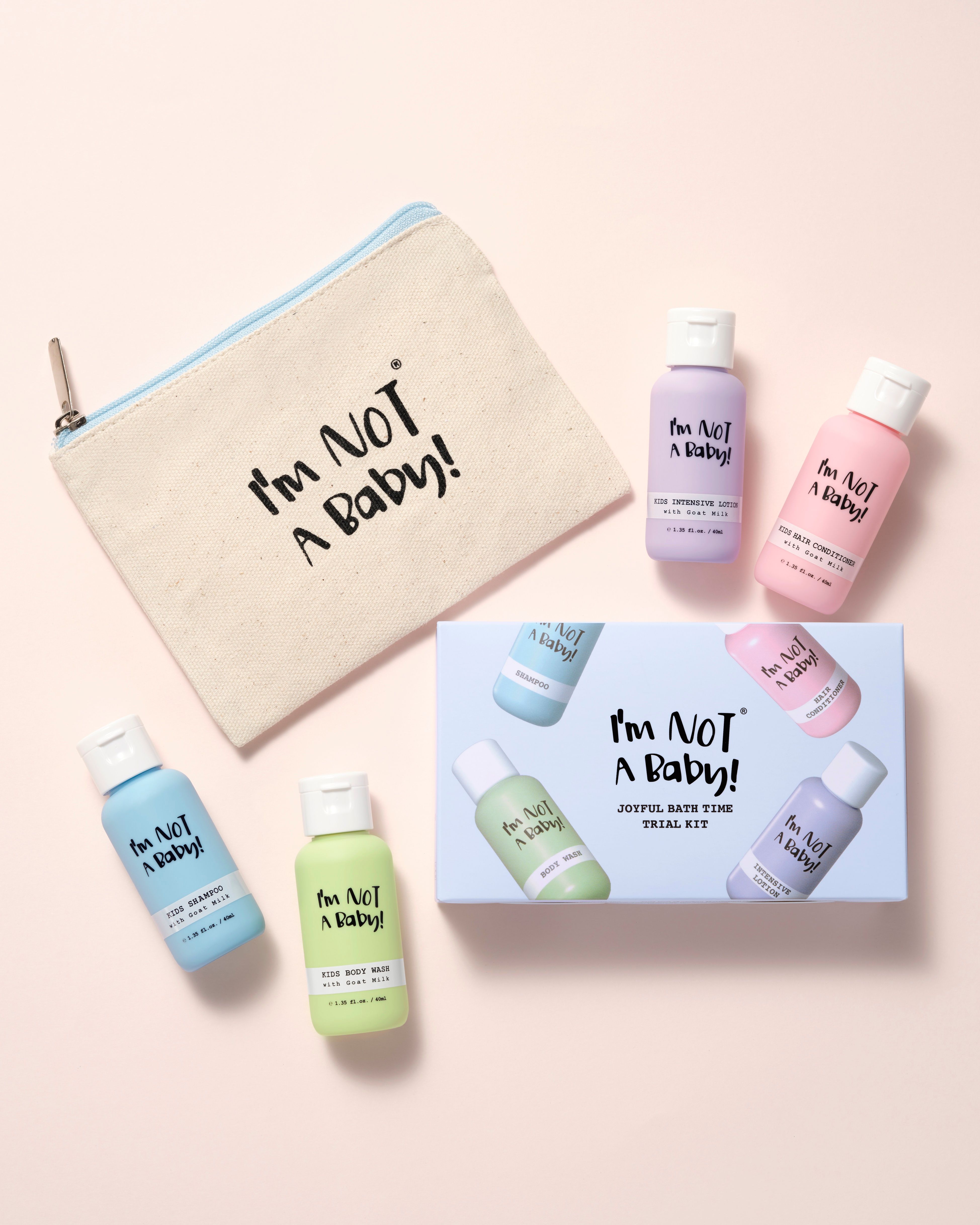 Ein "I'm NOT a Baby!" Joyful Bath Time Trial Kit mit vier kleinen Flaschen und einem Kulturbeutel.