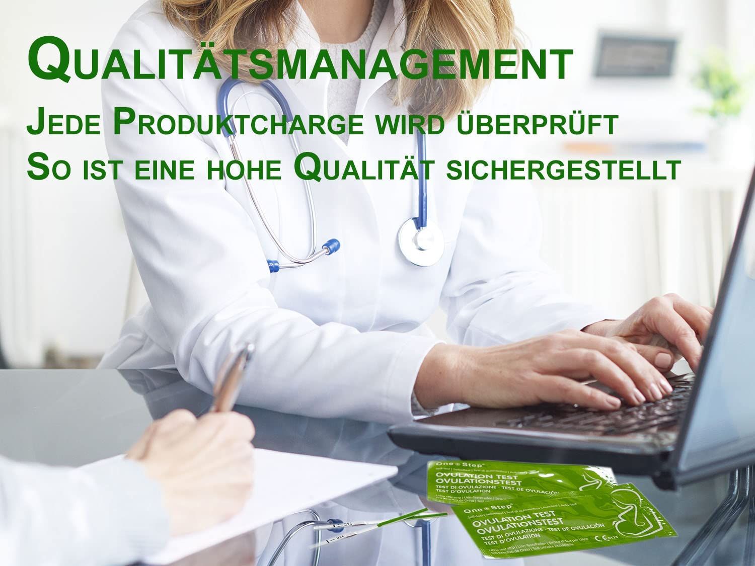Arzt am Laptop, Ovulationstest-Verpackung. Text: Qualitätsmanagement, jede Produktcharge wird überprüft. Hohe Qualität.