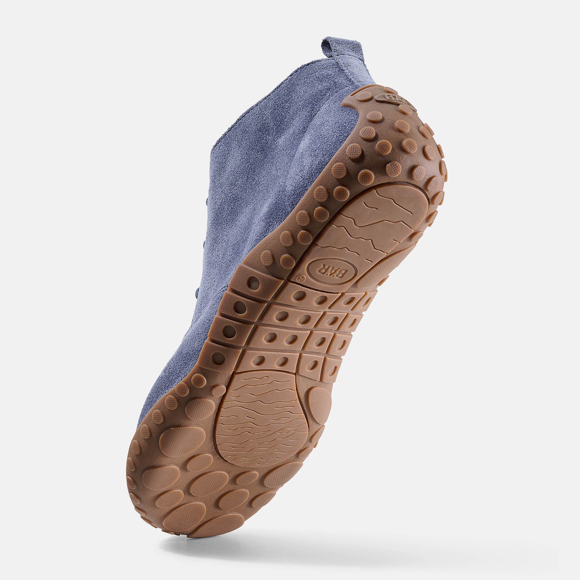 Braune Sohle eines blauen Stiefelette. BÄR-Logo. Ohne Hintergrund.