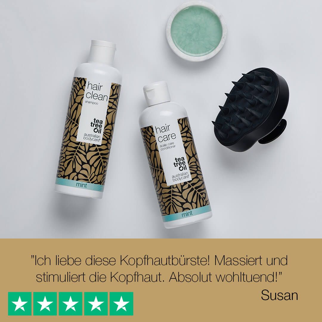 Kopfmassagebürste, zwei Flaschen und ein Tiegel auf weißem Grund. Text: Ich liebe diese Kopfhautbürste! Massiert und stimuliert die Kopfhaut.