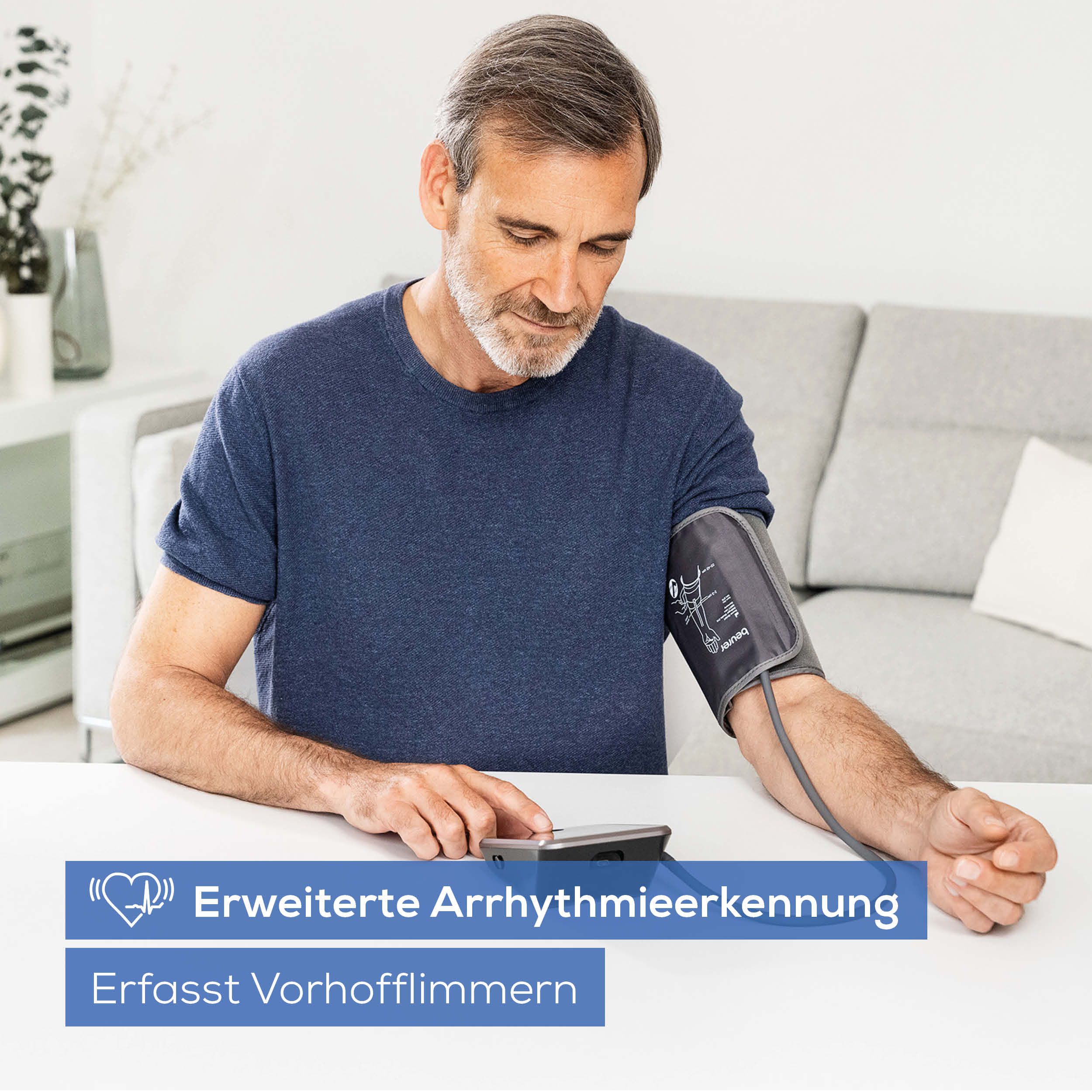 Mann mit Manschette am Arm, der ein Blutdruckmessgerät bedient. Text: Erweiterte Arrhythmieerkennung. Erfasst Vorhofflimmern.