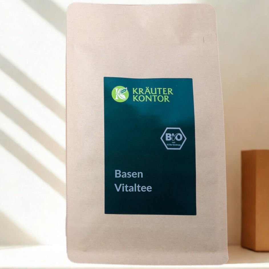 Beutel mit grünem Etikett. Logo Kräuterkontor, Basenvitaltee, Bio-Siegel.