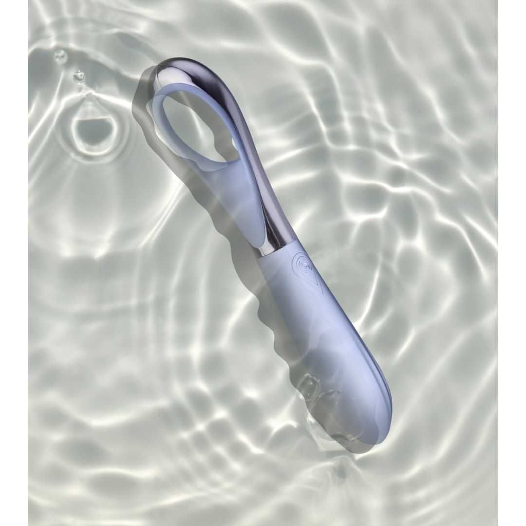 Hellblauer Vibrator mit Fingerschlaufe im Wasser. Silberfarbenes Element, tropfenförmiger Griff.