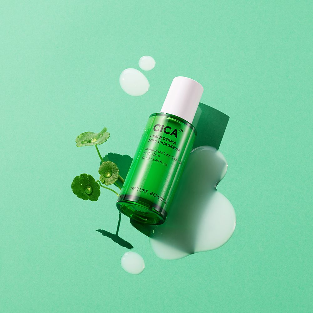 Grüne Serumflasche mit weißem Deckel, umgeben von grünen Blättern und Serumtropfen. Marke: NATURE REPUBLIC.