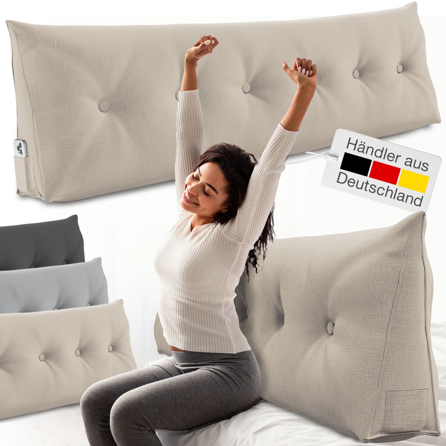 Mehrere beige Stützkissen. Eine Frau sitzt auf einem Bett und streckt die Arme. Ein Kissen mit Knöpfen und ein Etikett "Händler aus Deutschland".