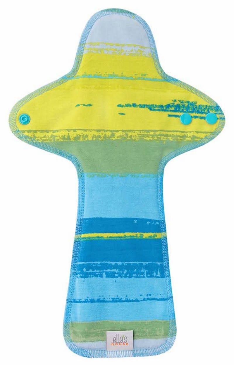 Stoffbinde mit blau-gelbem Muster. Mit Druckknöpfen und dem Schriftzug "ella's house".