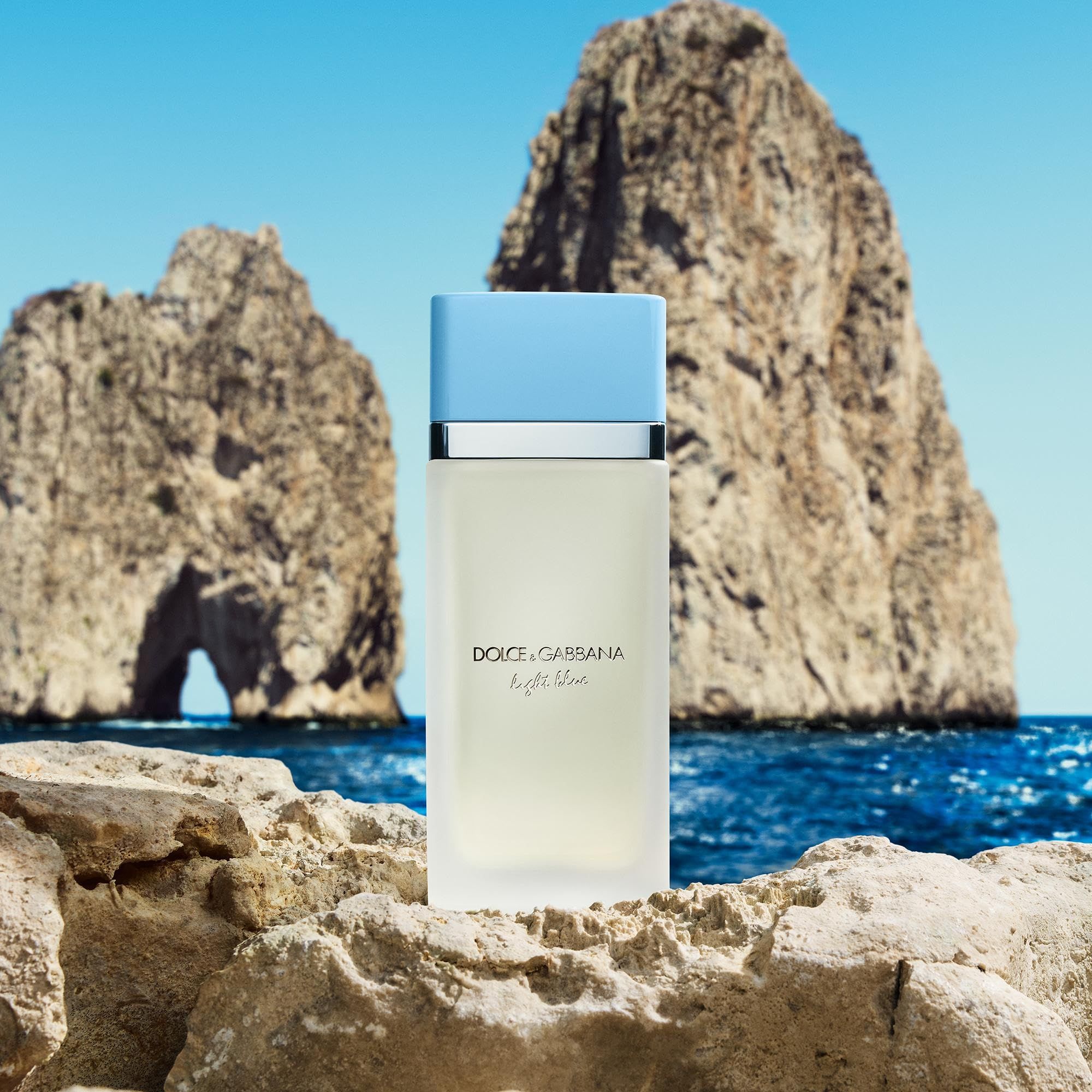 Flakon auf Felsen vor Meer. Aufschrift: Dolce & Gabbana Light Blue.