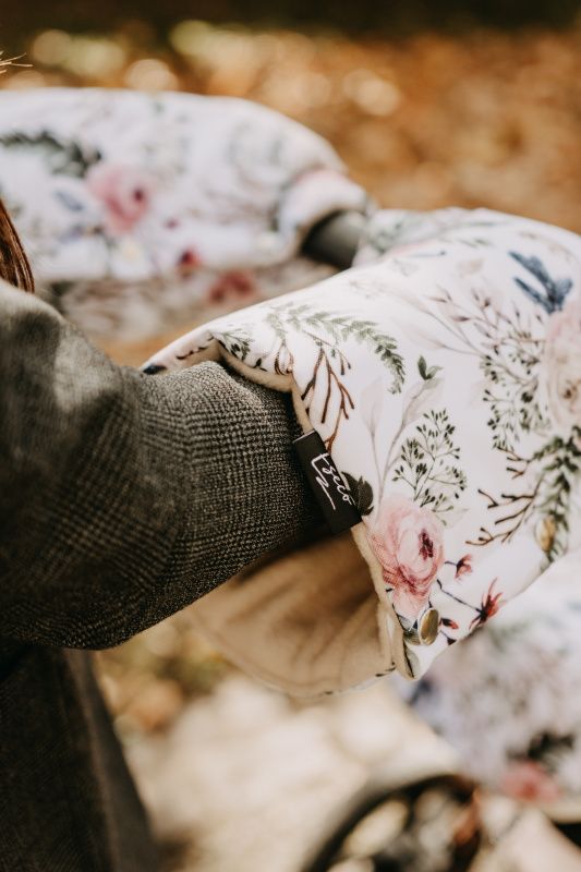 Gefütterte Kinderwagenfäustlinge mit Blumenmuster und schwarzem Markenetikett.