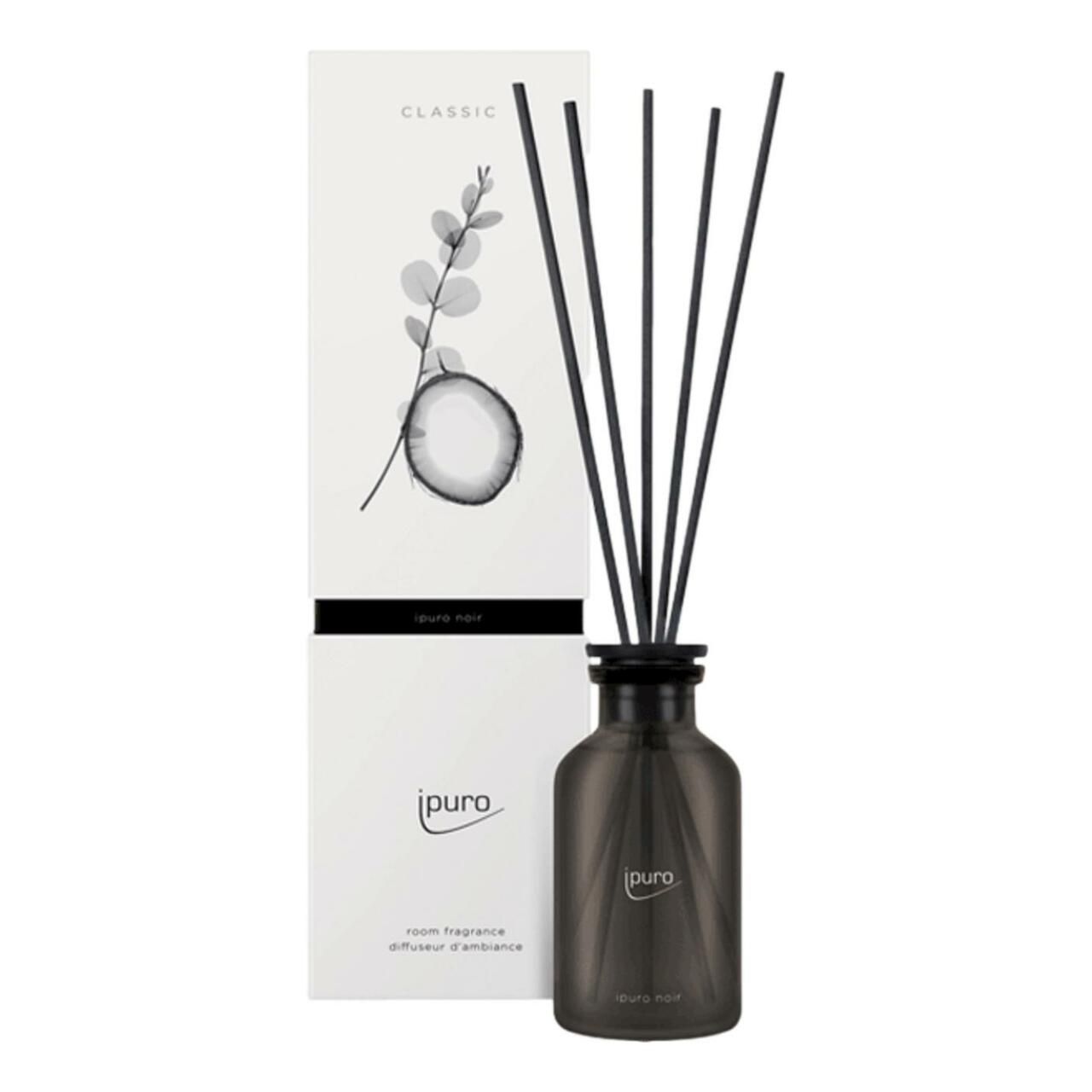Raumduft-Diffusor mit schwarzen Stäbchen und Verpackung. Auf der Verpackung: "ipuro", "Classic", Illustration.