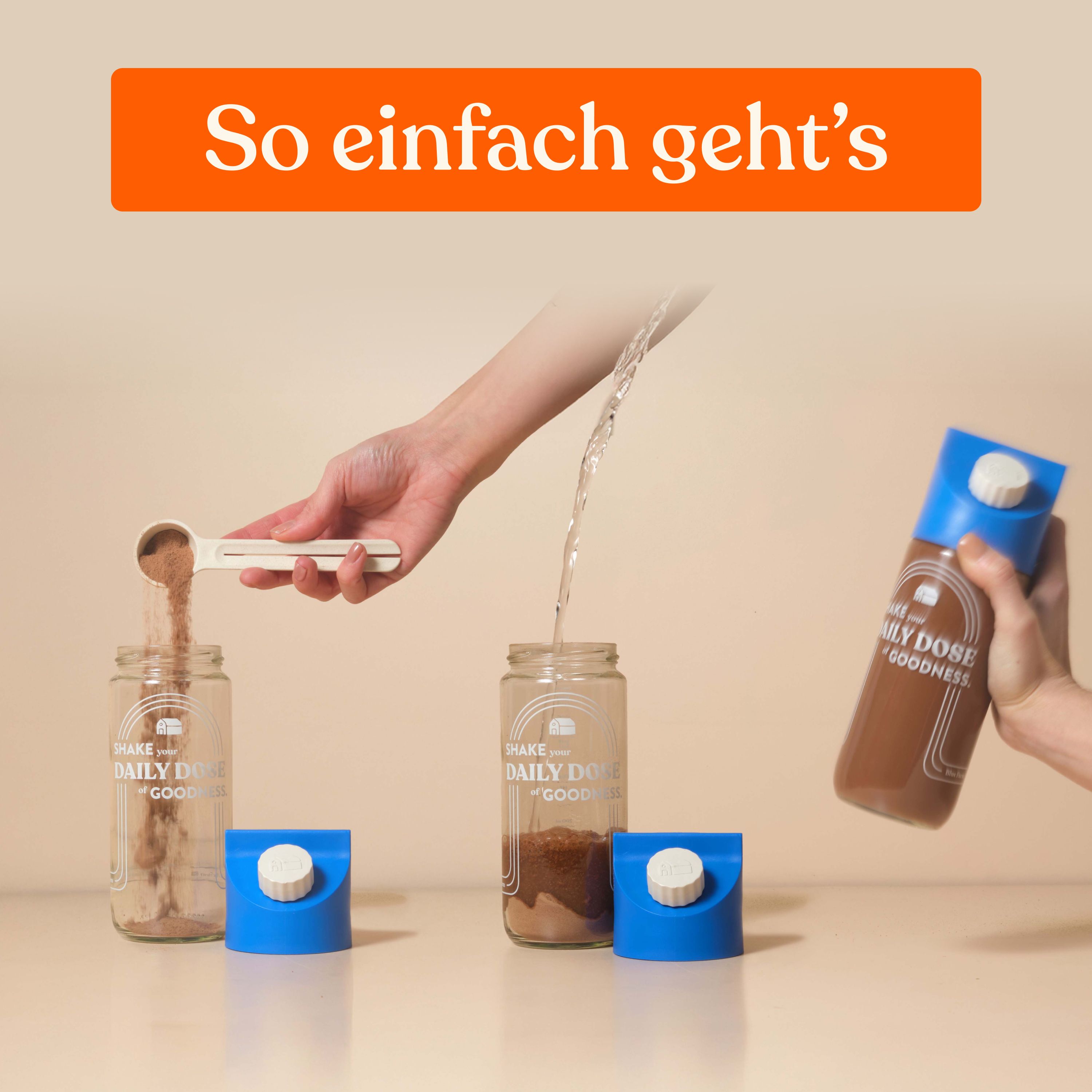 Zubereitung von Chagaccino. Pulver wird in ein Glas gegeben, mit Wasser aufgefüllt und geschüttelt. Blaue Deckel.