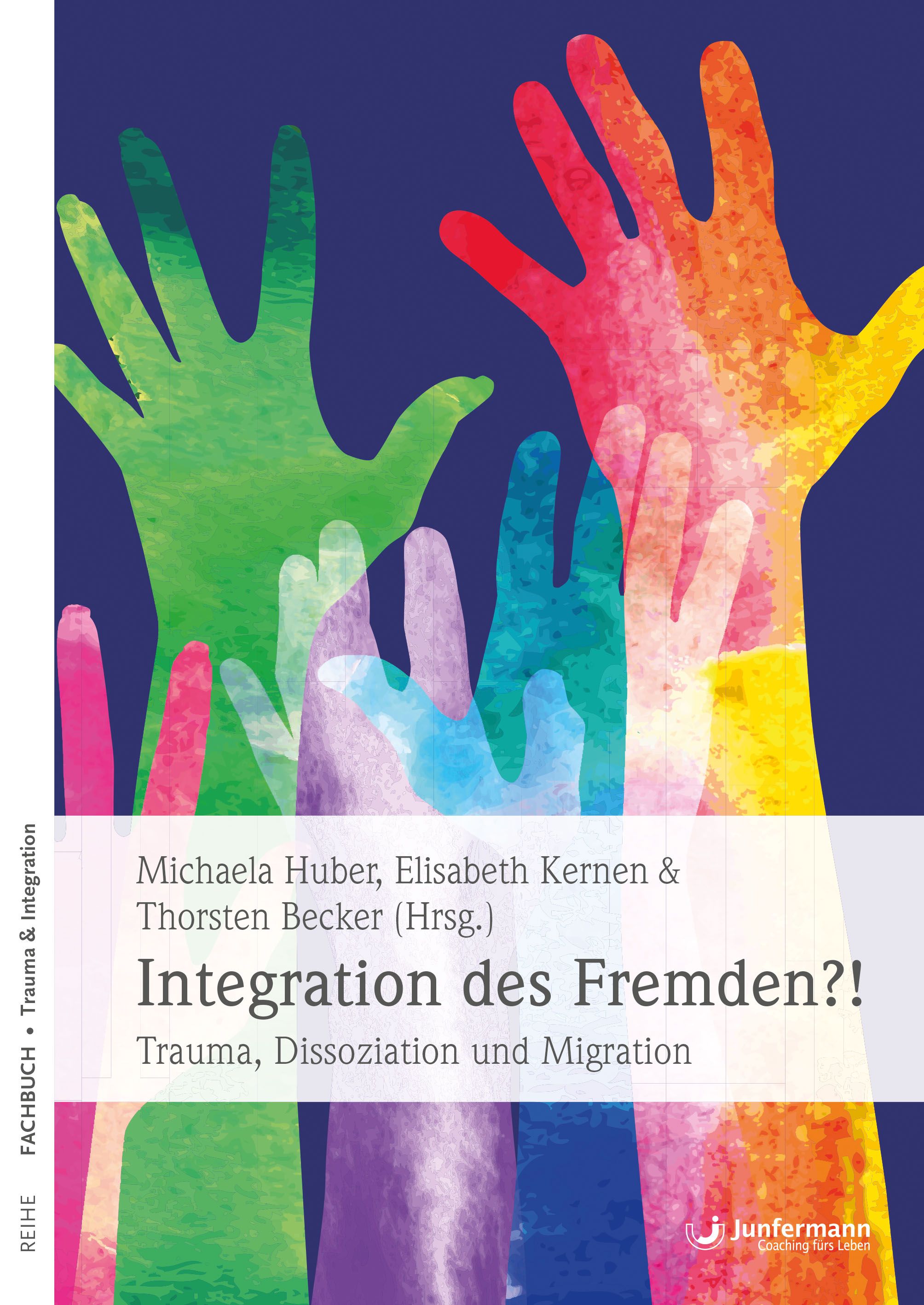 Buchcover mit farbigen Händen vor blauem Hintergrund. Titel: Integration des Fremden?! Autoren: Huber, Kernen, Becker. Verlag: Junfermann.