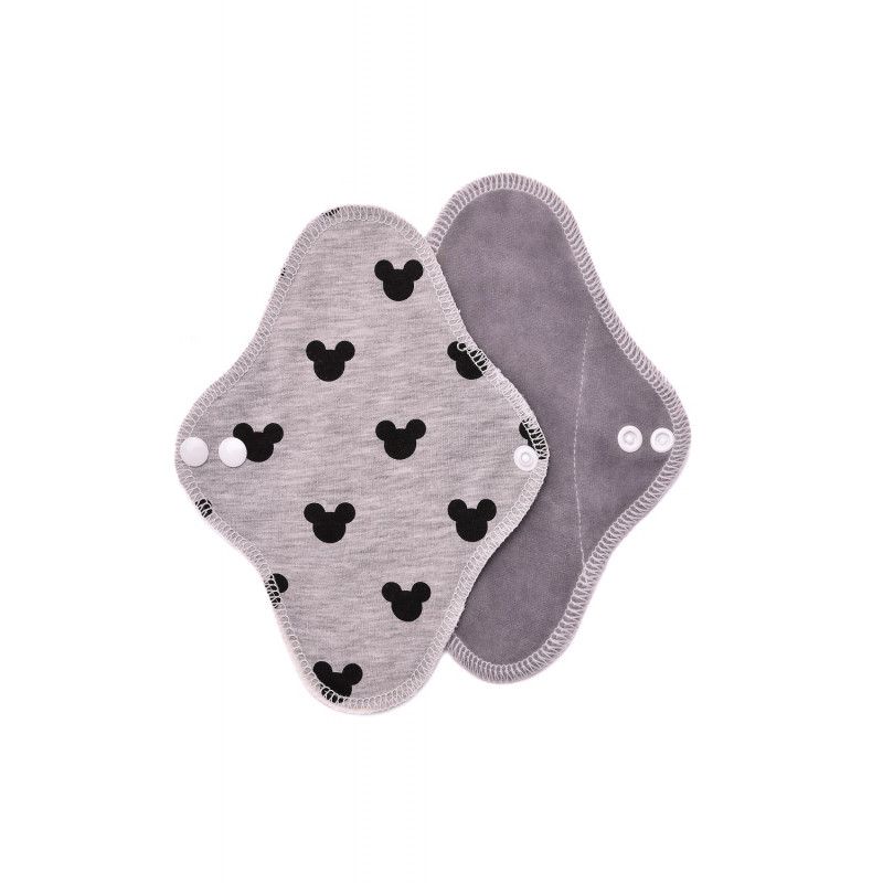 Zwei Stoffbinden. Grauer Stoff mit schwarzen Mickey-Mouse-Motiven. Druckknöpfe zum Verschließen. Rückseite grau.