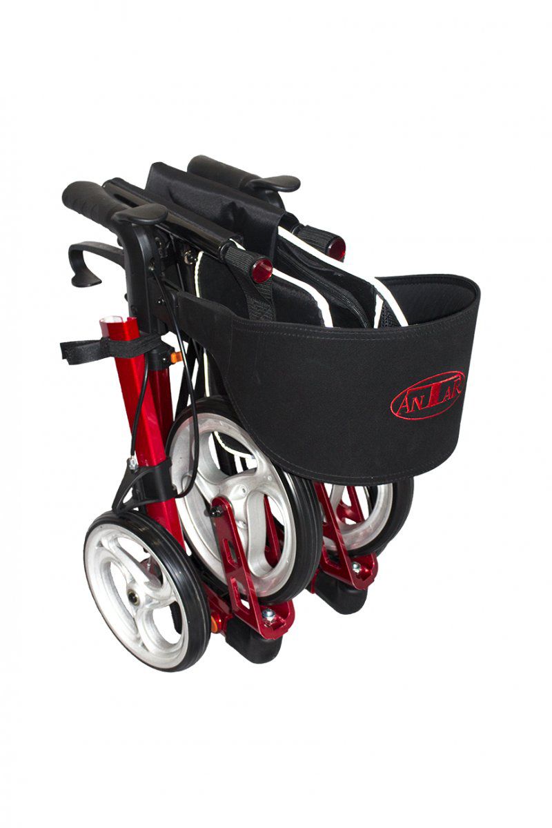 Rot-silberner Rollator, zusammengeklappt. Schwarzer Korb mit rotem Logo. Weiße Räder, schwarze Griffe.