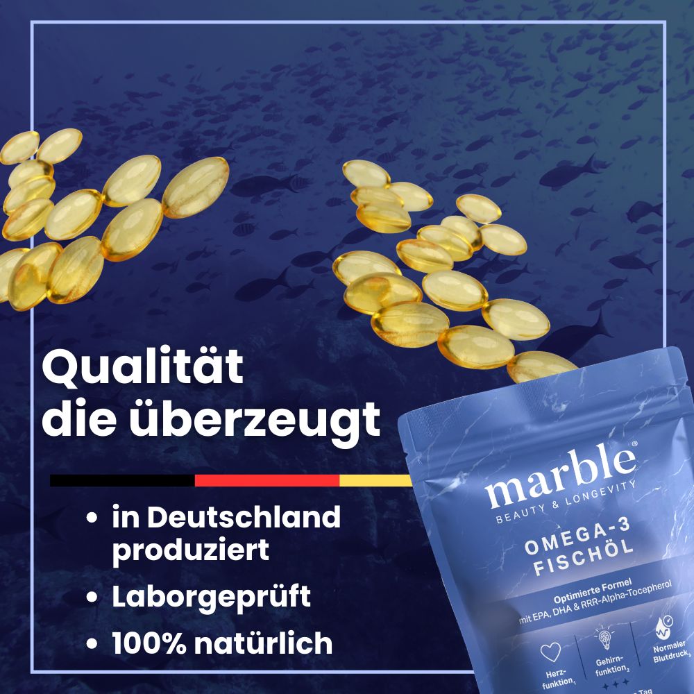 Beutel mit marble Omega-3 Fischöl und Softgels. Text: In Deutschland produziert, laborgeprüft, 100% natürlich. Fischöl-Kapseln im Hintergrund.