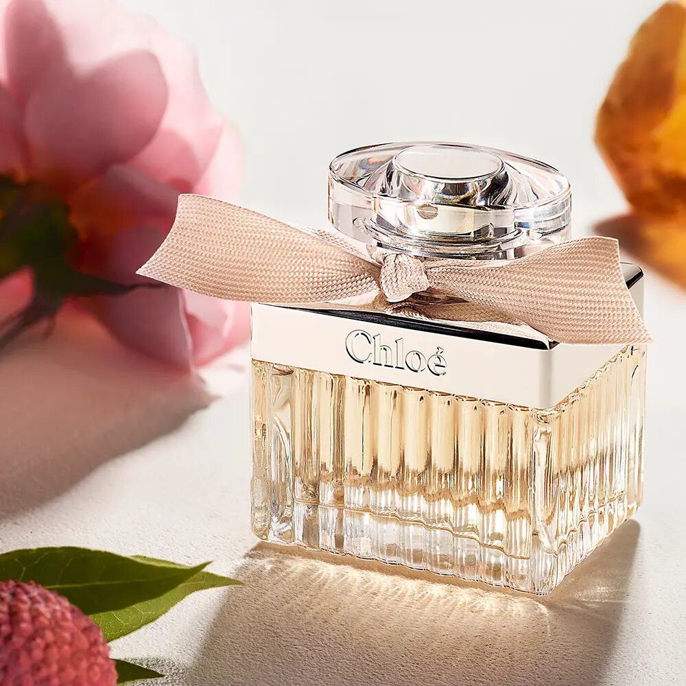 Chloé Eau de Parfum Flakon mit Blumen und Litschi.