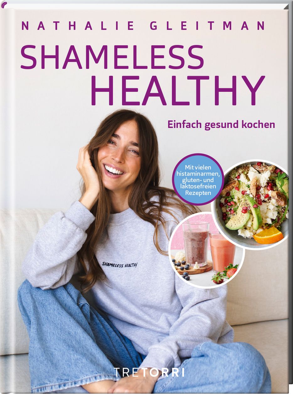 Buchcover mit Titel SHAMELESS HEALTHY, Autorin Nathalie Gleitman. Frau sitzt auf Sofa. Abbildungen von Gerichten und Smoothies.